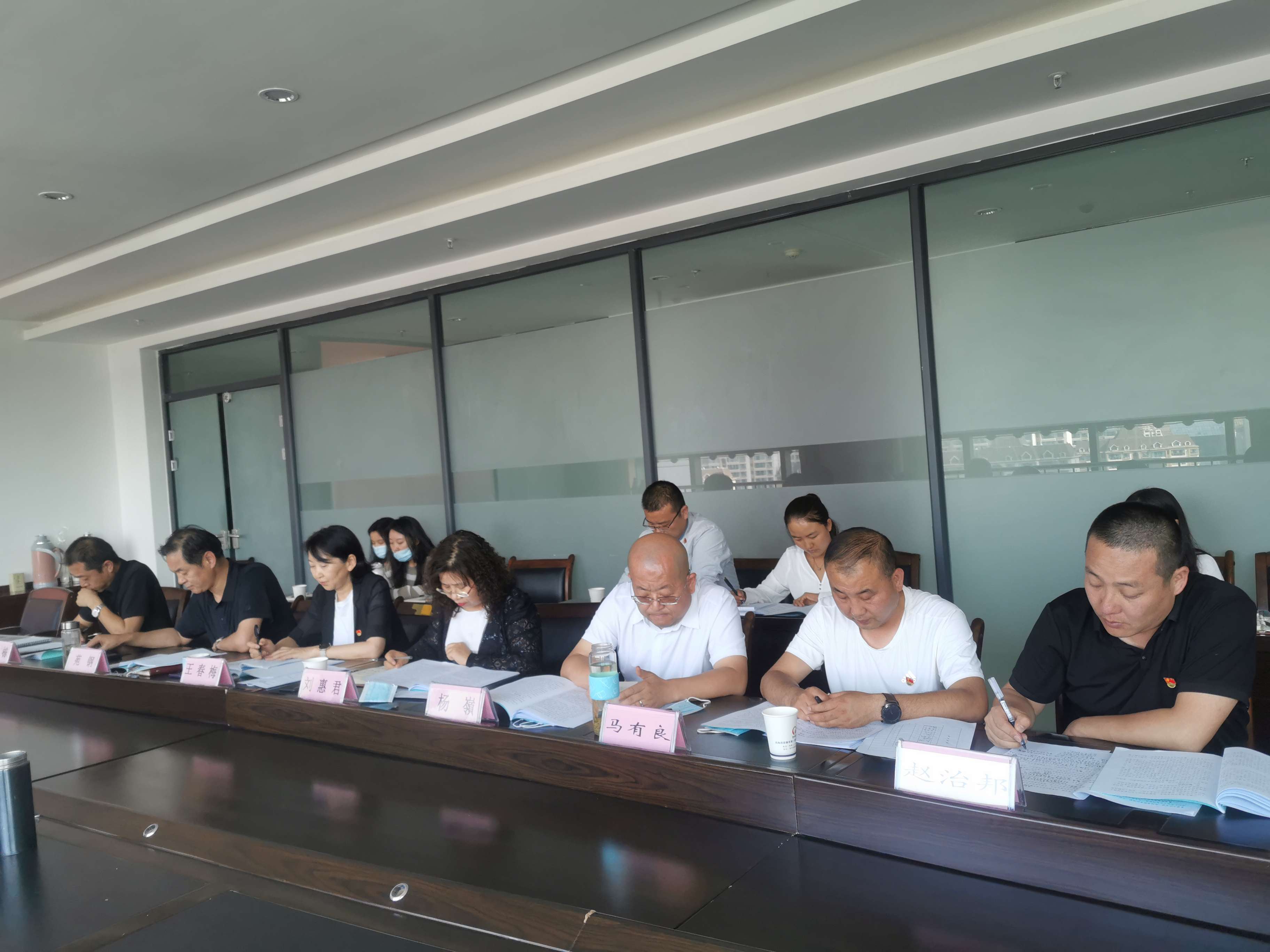 機關(guān)黨支部召開專題組織生活會   程彩琳  攝2.jpg